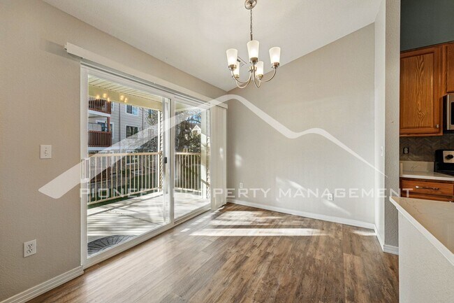 Building Photo - Updated Condo with Central AC!