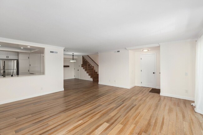 Building Photo - Stunning Spacious 2 Bed 2.5 Bath Condo in ...
