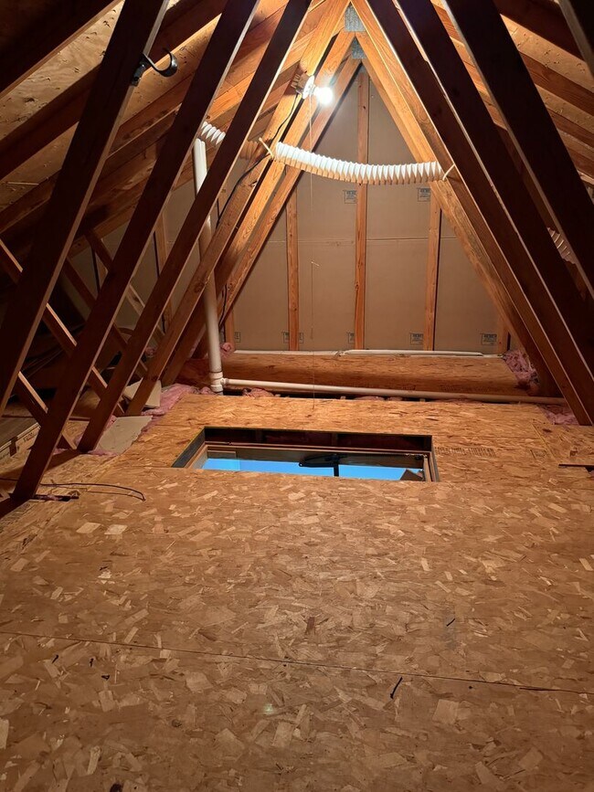 Building Photo - 2 Bedroom || 1.5 Bathroom Townhouse