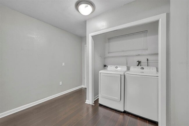 Building Photo - 1811 Park Lake St