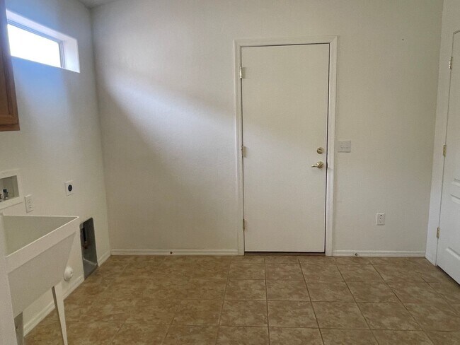 Building Photo - Occupied Do not disturb Tenant - 2 Bedroom...