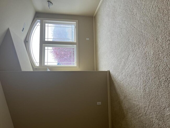 Building Photo - 15715 SE Bybee Dr