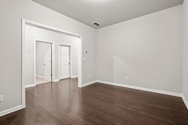 Building Photo - Townhouse - 4 Beds - 4 Bath