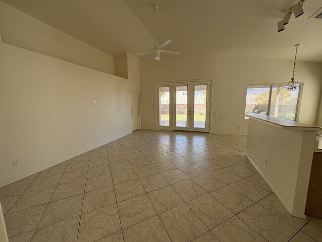 Building Photo - Great eastside location pet friendly