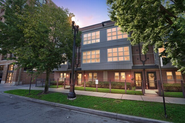 Building Photo - Charming 2BR Townhome in Chicago