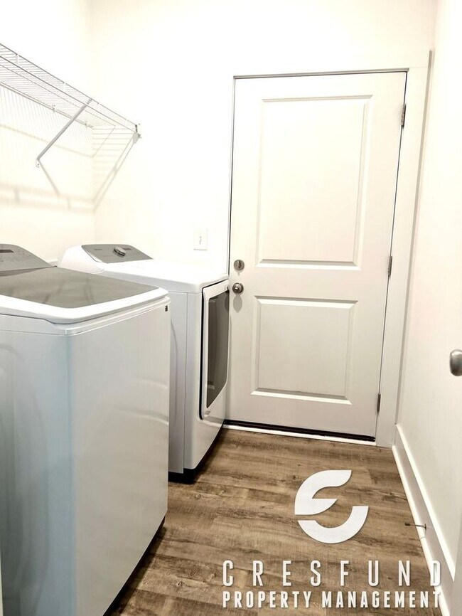 Building Photo - Close to Fort Bragg/Master BR Downstairs S...