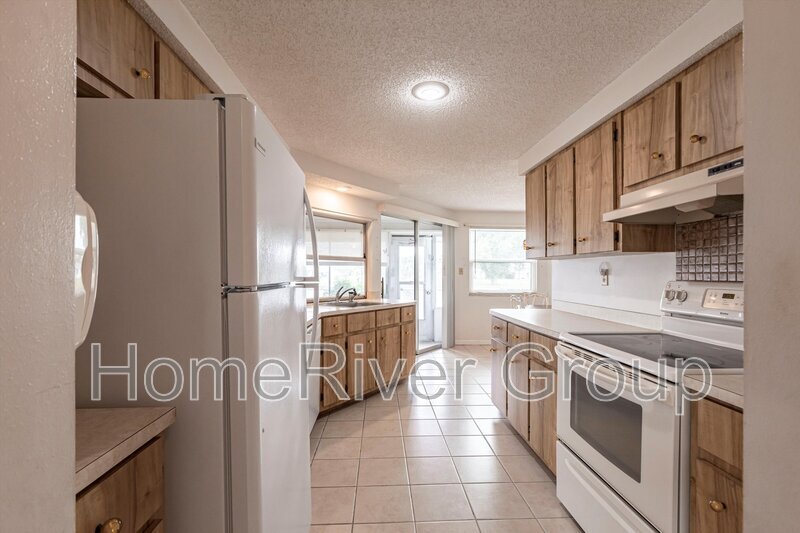 Building Photo - 6860 Kenwood Dr