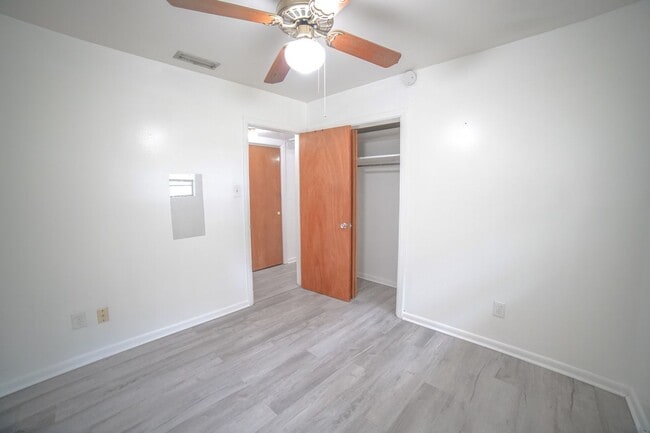 Building Photo - 3 Bed / 2 Bath Brick Home With Yard In Town