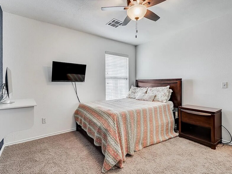 Building Photo - 2221 NW 199th St