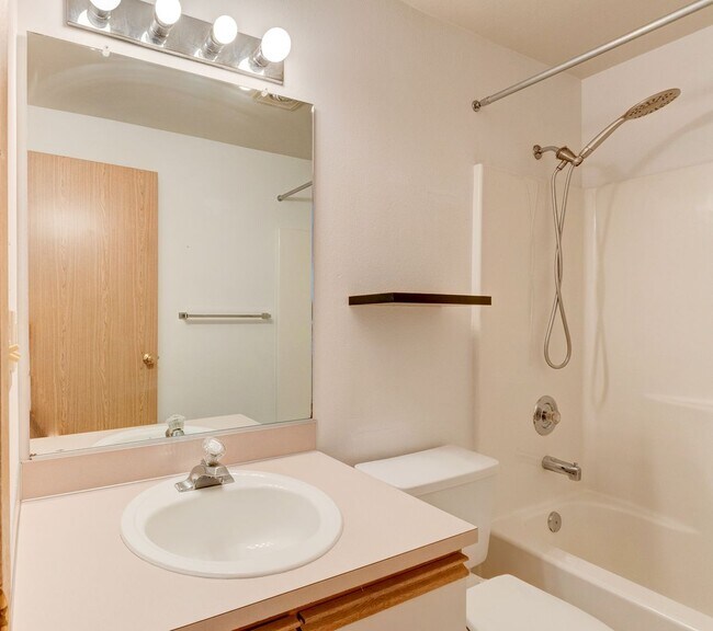 Building Photo - Recently Updated 2-Bedroom 2nd Floor Condo