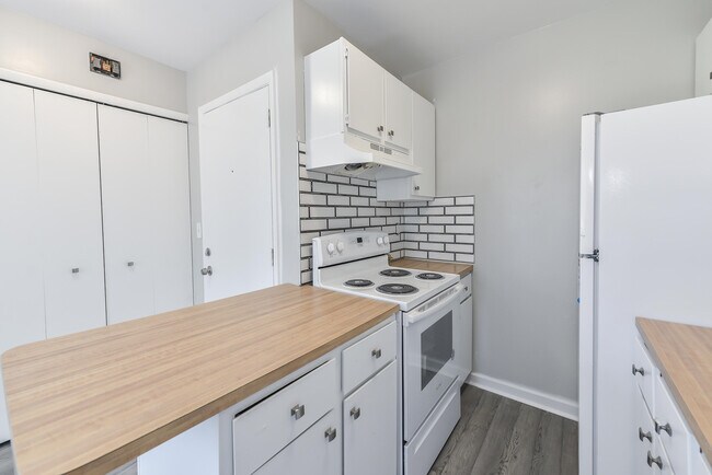 Building Photo - 9275 Brookside Dr