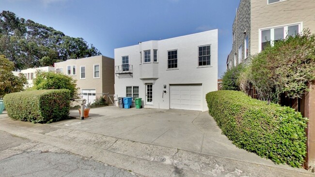 Building Photo - Lakeside 3 Bedroom / 3 Bathroom Single Fam...