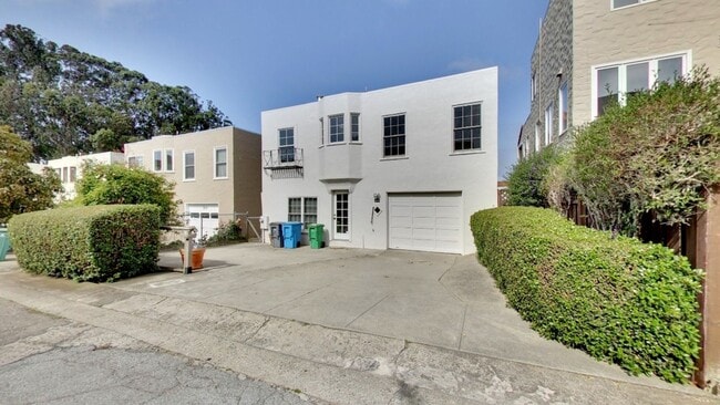 Building Photo - Lakeside 4 Bedroom / 3 Bathroom Single Fam...