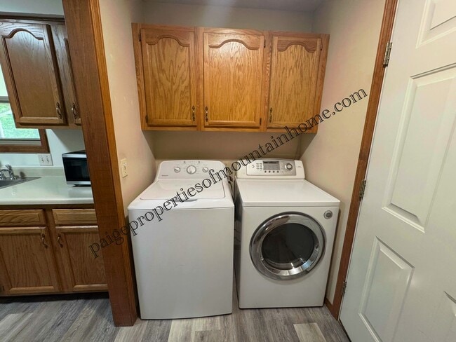 Building Photo - Bright & Spacious 3 Bed / 2 Bath Home in Town!