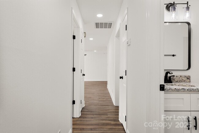 Building Photo - 815 Sharon Dr