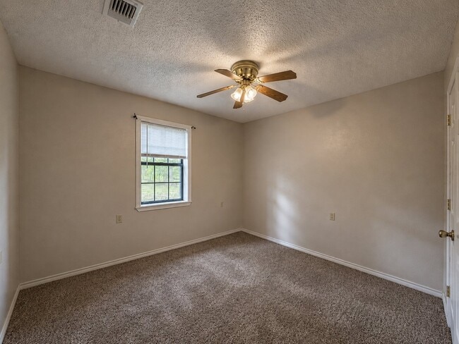 Building Photo - 712 Edgewood Cir