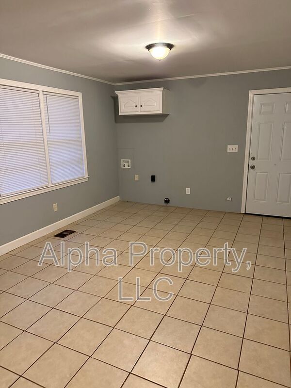 Building Photo - 605 Kenmore Dr