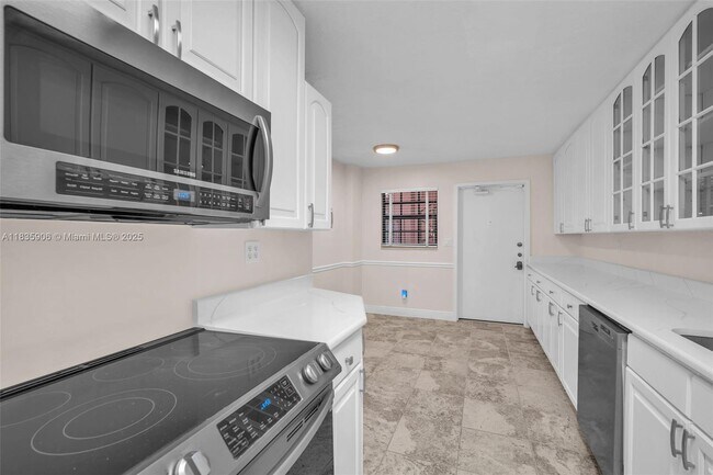 Building Photo - 250 E Royal Palm Rd