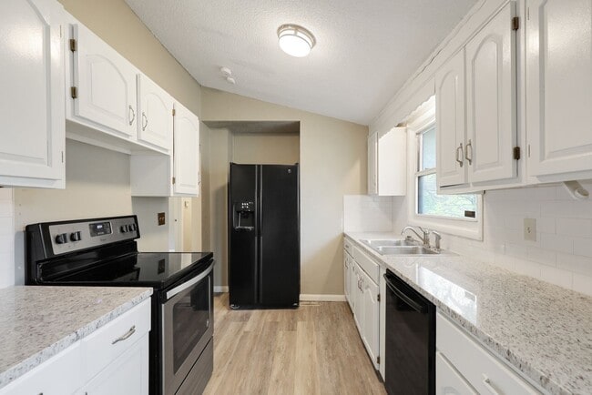 Building Photo - COMING SOON! 4 Bed 2 Bath Kansas City Home...