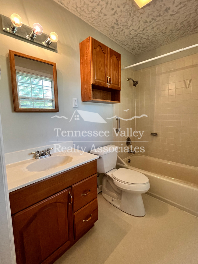 Building Photo - STUNNING 3 BED/2 BATH with Amazing Outdoor...