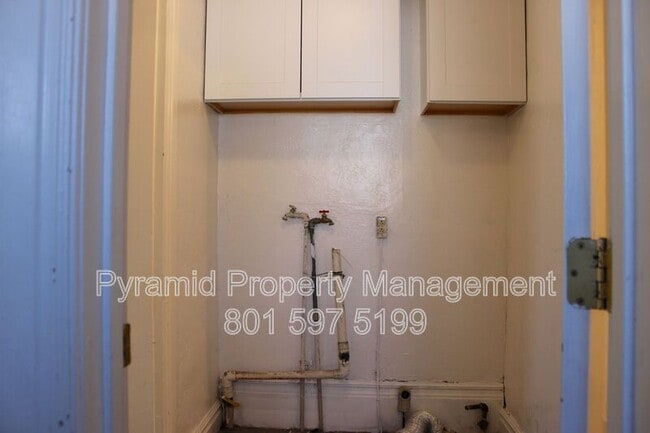 Building Photo - 489 E Center St