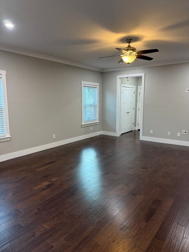 Building Photo - **NEW PRICE** Spacious & Convenient!