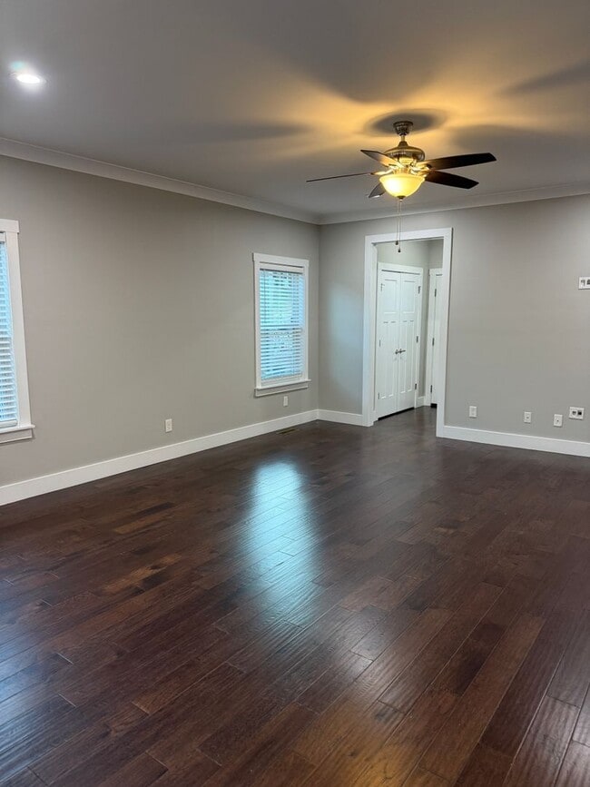 Building Photo - Spacious & Convenient!