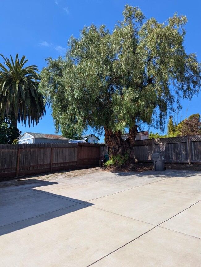 Building Photo - 4730 Melrose Ave