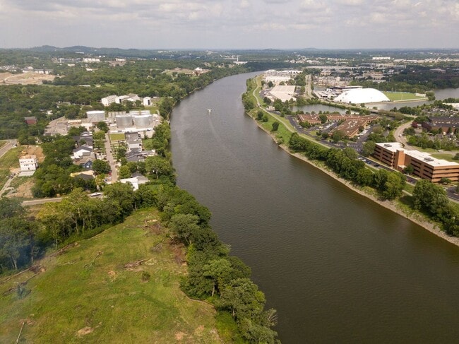 Building Photo - Great modern HPR with garage and view of the river!