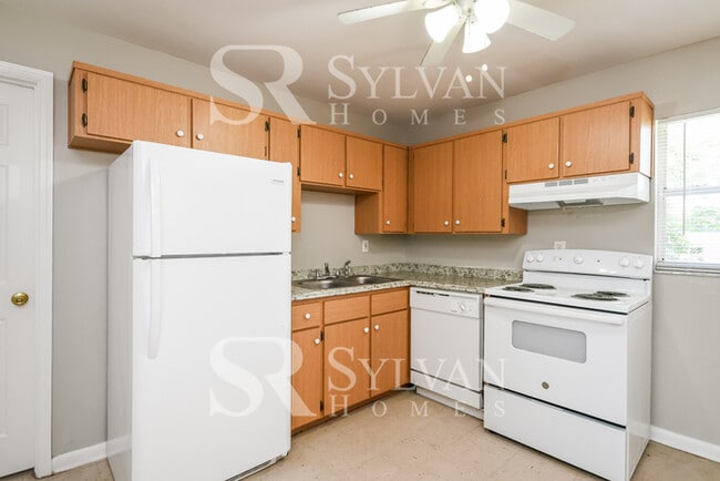 Building Photo - The living is easy in this 3 bedroom, 1 bathroom home