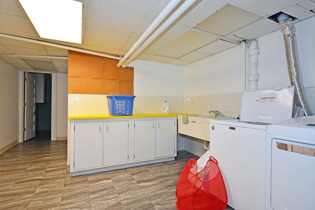 Building Photo - Beautiful 4-bedroom 2.5-bathoom - Great Lo...