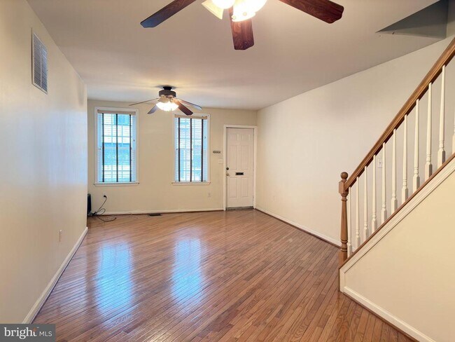 Building Photo - 1525 Montrose St