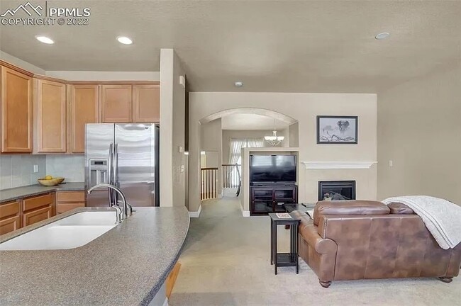 Building Photo - Beautiful 2 bedroom townhouse near Pine Cr...