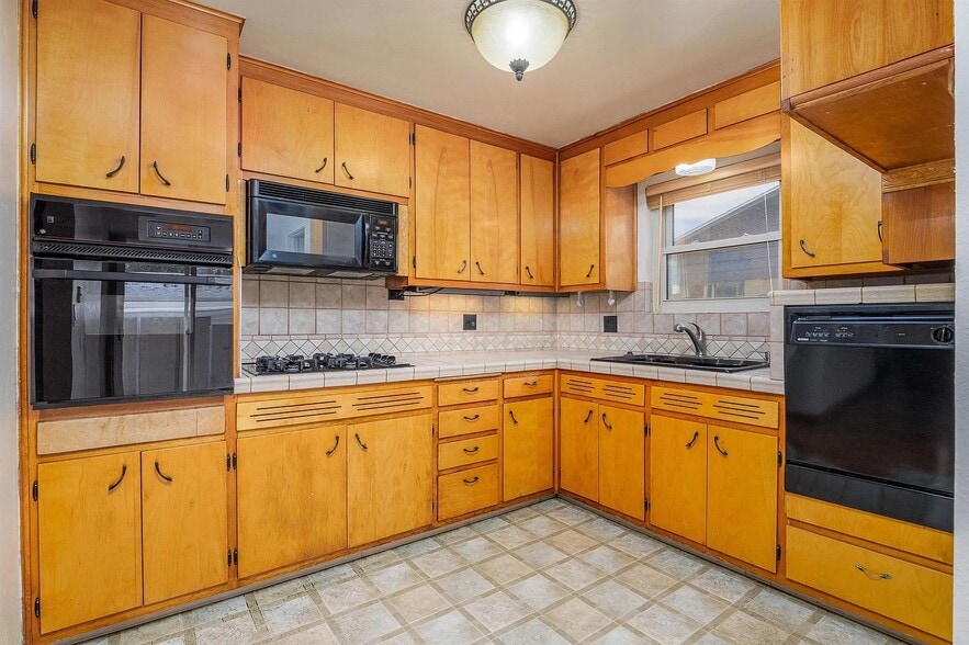 Building Photo - 2202 Orchard Ave