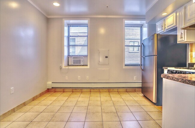 Building Photo - 715 28th St