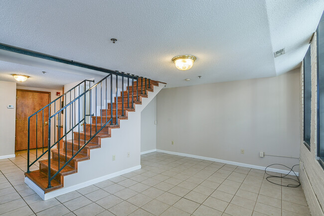 Building Photo - 403 S Roan St