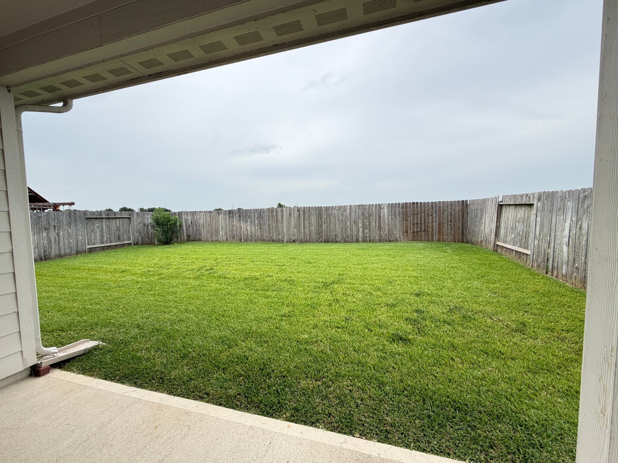 Building Photo - 6118 Yesenia St