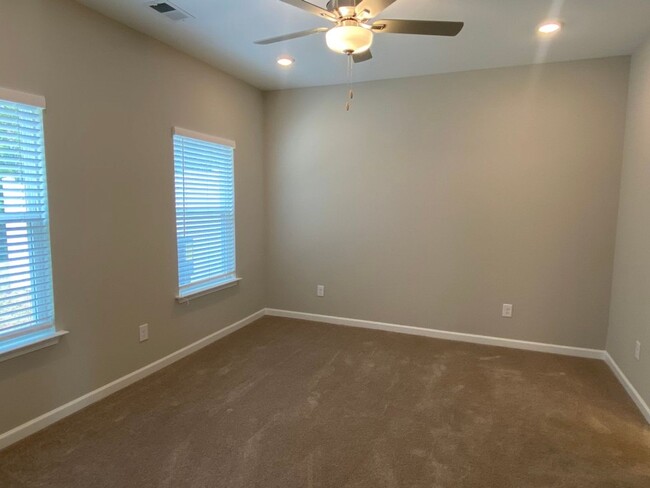 Building Photo - Spacious End Unit Townhome in Blakeney Com...