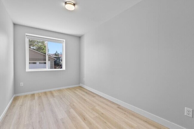 Building Photo - Newly Built Air-Conditioned Luxury Townhome in Highly Desired Admiral