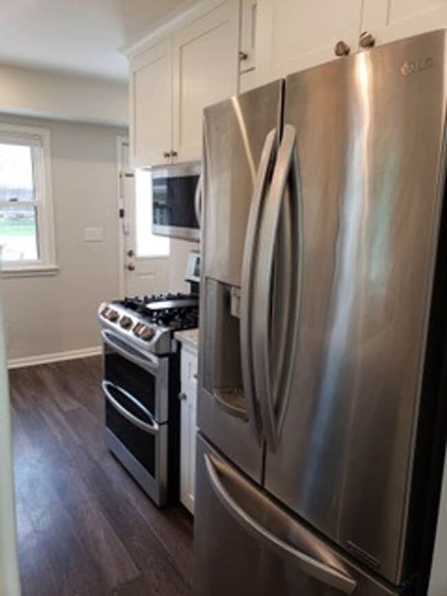 Building Photo - Stunning 4 bedroom rambler in beautiful Ro...