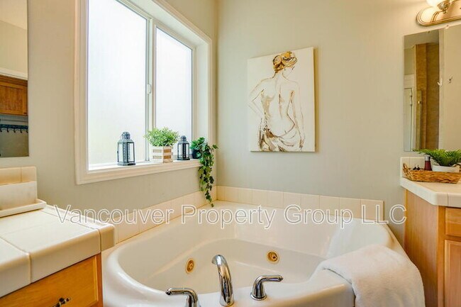 Building Photo - 4404 NE 98th Cir