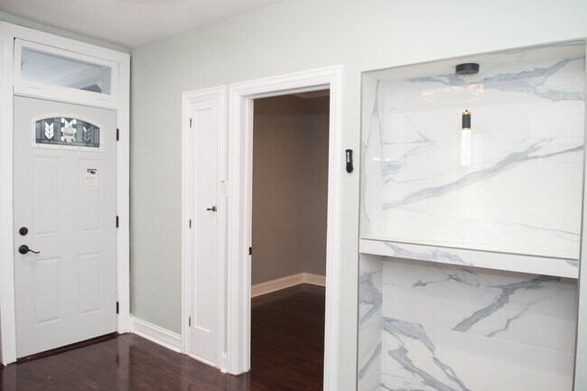 Building Photo - 2026 W McLean Ave