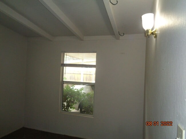 Building Photo - 1205 Duke Dr