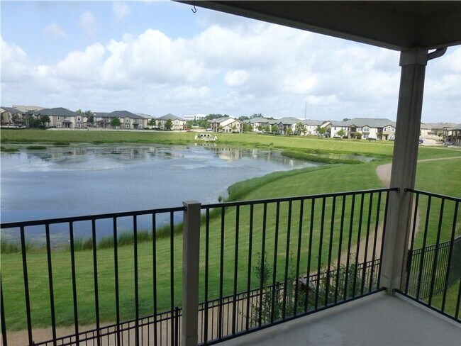 Building Photo - Luxury Home With Balcony Views of Water