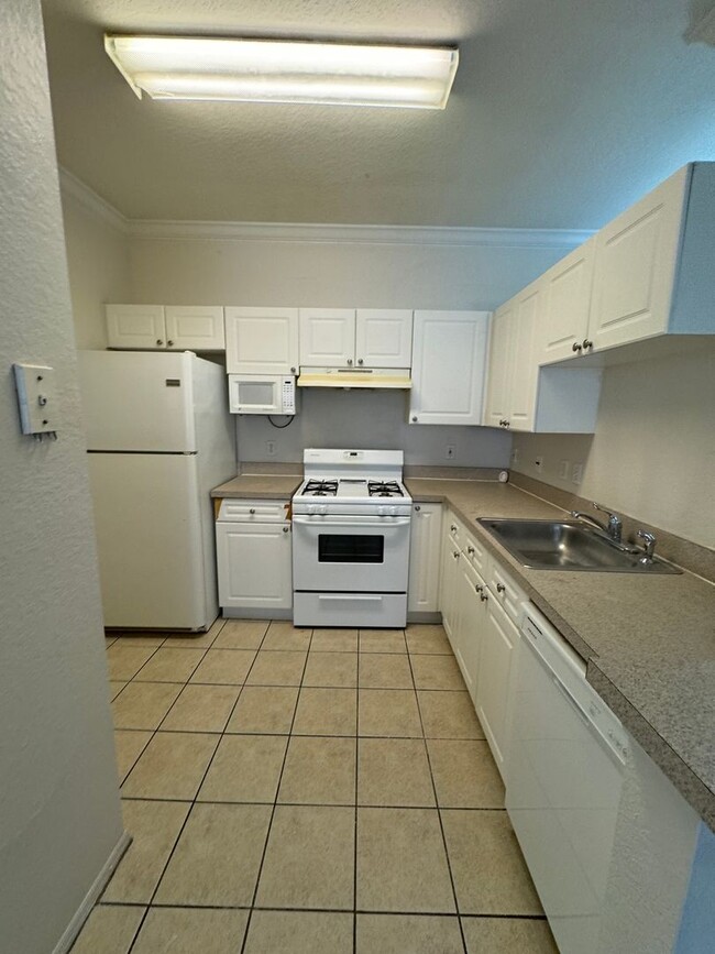 Building Photo - 2 Bedroom 2 Bath Condo in Guard Gated Comm...