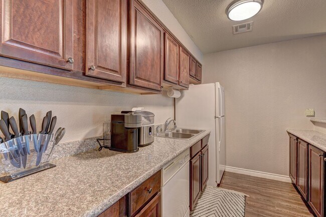 Building Photo - Beautiful condo at a great price!
