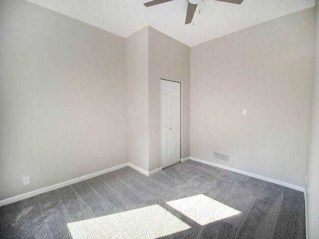 Building Photo - 260 S 27th St