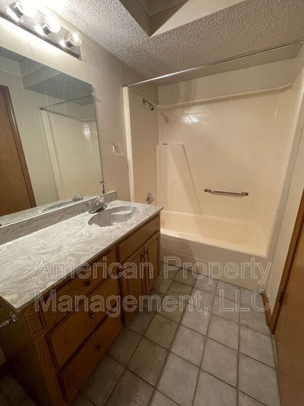 Building Photo - 712 West 119th Pl S