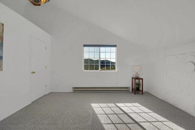 Building Photo - Beautiful 3 Bed Home Perched on a Mountain Side!!