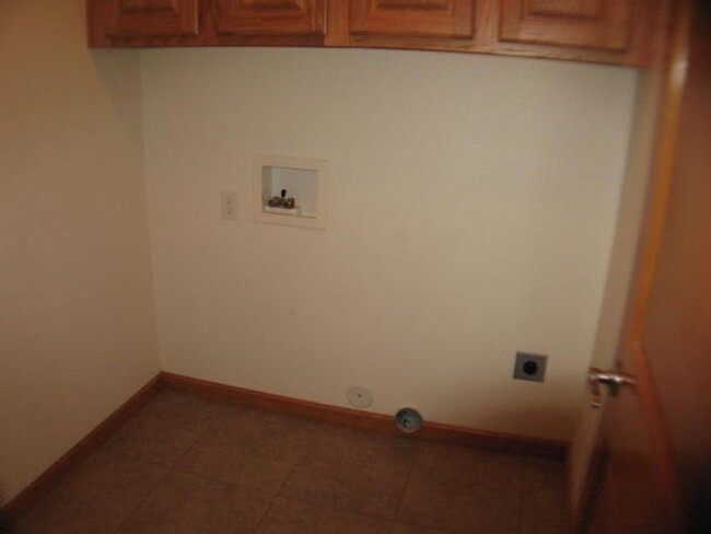 Building Photo - ALL PROSPECTIVE TENANTS MUST SUBMIT A $58 ...